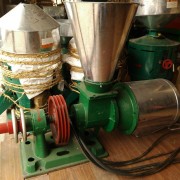 双出料口面粉机 煎饼糊糊磨浆机 立式去麸皮磨面机